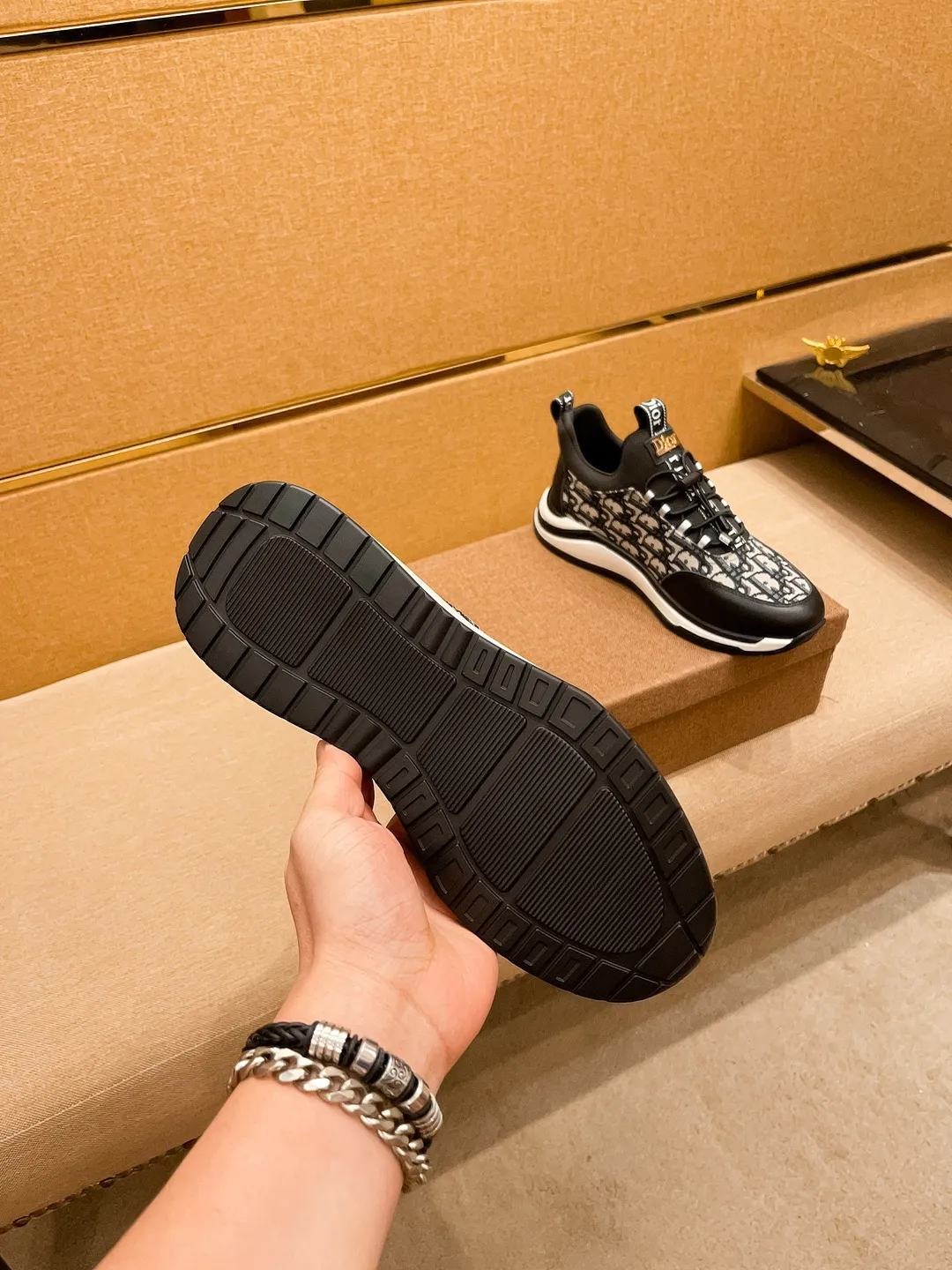 Men's shoes💰 400💰🔥 [Dior] High-end men's shoes brand official website 1:1 latest masterpiece: the upper is made of Italian imported first-layer cowhide with a comfortable and breathable lining ➕original non-slip and wear-resistant outsole🔥, making walking more convenient and comfortable! An exclusive new model, a stunning work, a beautiful 1:1 replica [color] compared to the official quality! Create a fashionable personality to set off your uniqueness! A must-have for trendy men! Classic 🔥Size: 38-44 Color: 🔥 2⃣️colors available🔥